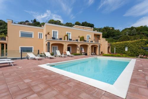 Valverde Bed & Breakfast | Charming B&B Villa Etelka: Poolside Retreat for Families