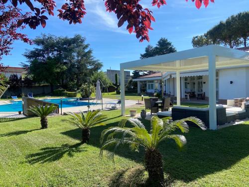 Montesilvano Bed & Breakfast | Scenic B&B Villa Maria: Oceanfront Stay with Pool Access