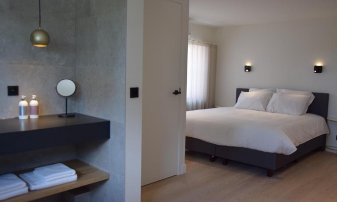 Sint-Huibrechts-Lille Bed & Breakfast | Family-Friendly B&B Villa Mimosa with Kitchen Amenities