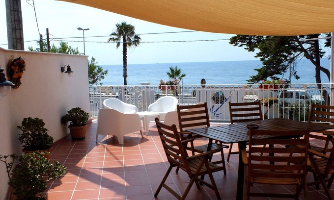 Porto Salvo House | Cozy B&B Villa sul Mare: Family-Friendly & Delicious Dining