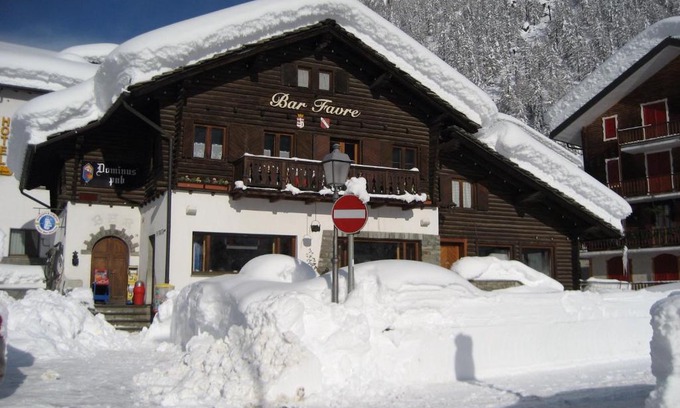 Tache Bed & Breakfast | Pet-Friendly B&B White Moon with Family Amenities & High Ratings