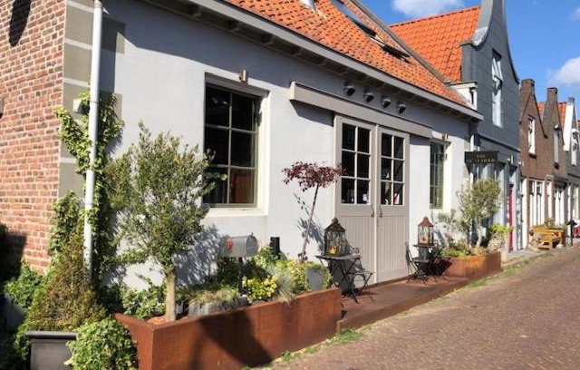 Zierikzee Bed & Breakfast | Cozy B&B De Schuur: Pet-Friendly Retreat with Hot Tub