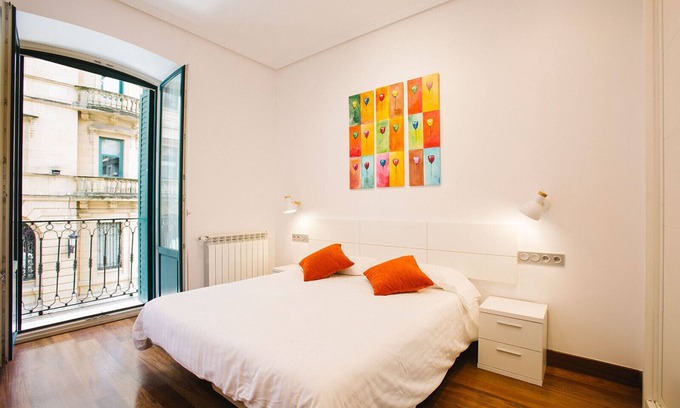 San Sebastian Centro Apartment | Experience B Bella Easo A: Oceanfront Bliss in San Marcial