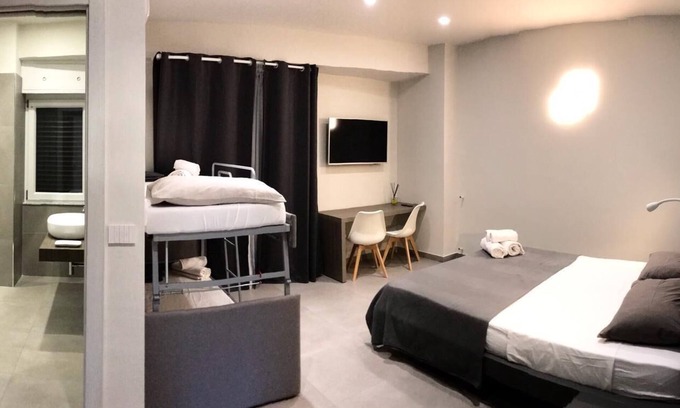 Gallico Marina Bed & Breakfast | Budget-Friendly B&Benny with Family Amenities & Dining
