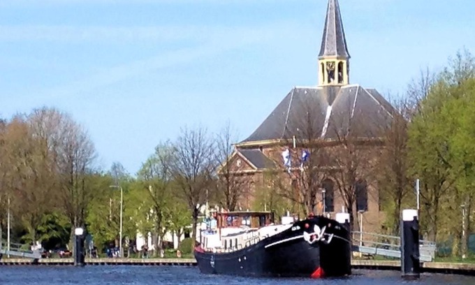 's-Molenaarsbuurt Boat Rental | Top-Rated Hotelschip 'Ali-B2' with Family-Friendly Amenities