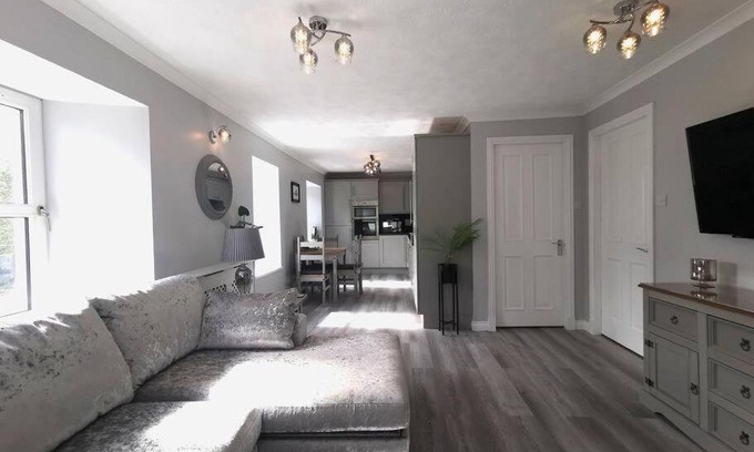 Hunspow Apartment | Family-Friendly Retreat at B'Dazzled Flat, Castletown