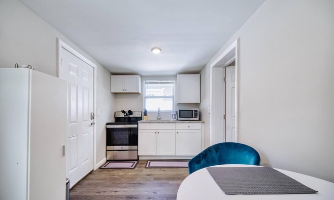 Jacksonville House | Cozy Doughnut Den with Pet-Friendly Amenities and Breakfast