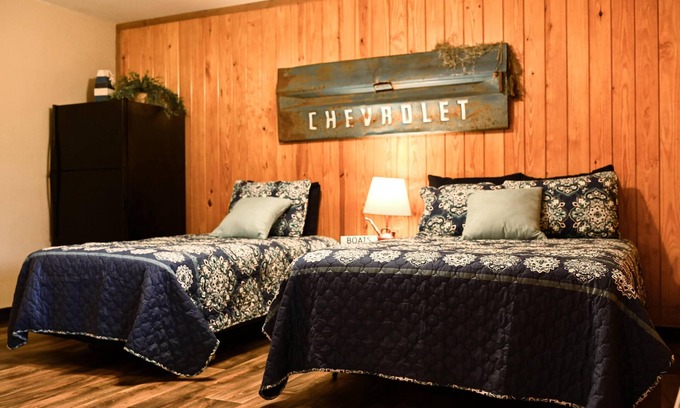Uncertain House | Pet-Friendly Escape at B' Gone Fishin' #7 with Lake Views