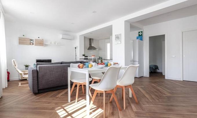 La Algaba Apartment | Relaxing Apartment with Pool, Spa & Kitchen in Alcalá