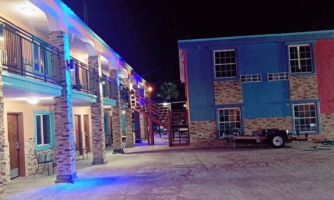 Pecos Hotel | Discover B&J Hotel and Apartment: Pool, Spa & Family-Friendly