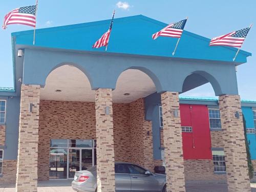 Pecos Hotel | Pet-Friendly B&J Hotel and Apartments with Pool Access