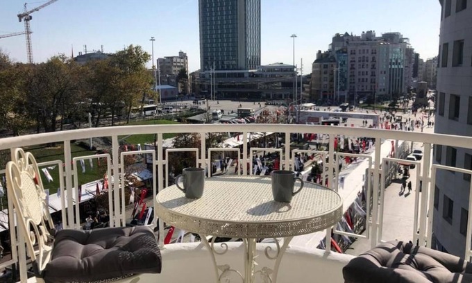 Gumussuyu Mahallesi House | B-Main Street of Taksim Square, Balcony&Great View