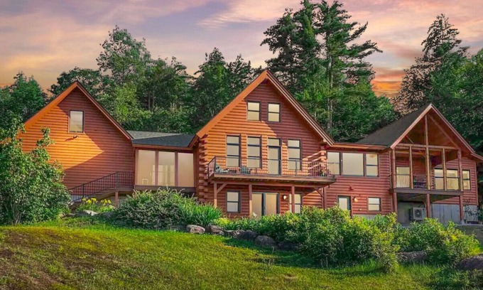 Conway House | Peak View Cabin: Scenic Retreat with Spa & Breakfast