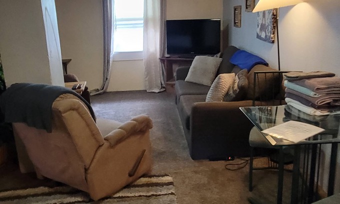 Ontario House | Inviting Family Retreat with Kitchen & Pet-Friendly Options
