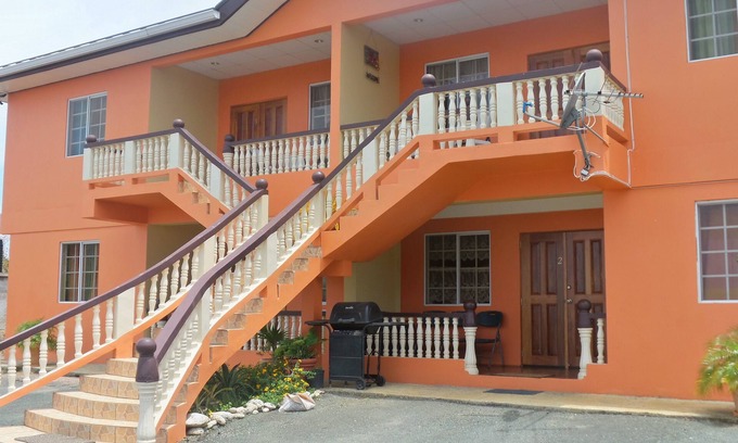 Carnbee Apartment | Welcoming B's Guest House: Family-Friendly Stay with Breakfast