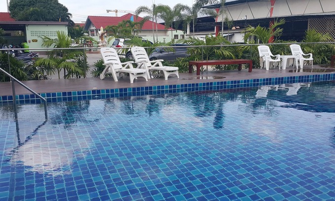Na Kluea House | Affordable Comfort at B Space Residence with Pool & Breakfast