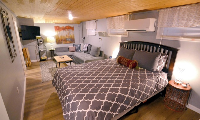 Bloomington Apartment | Pet-Friendly B-town Hideaway with Ocean View & Breakfast