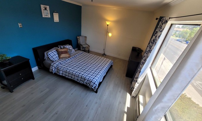 Pico - Robertson Hotel | Cozy Queen Bed Suite with Child-Friendly Amenities