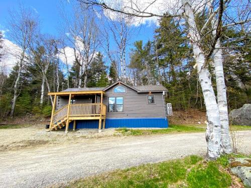 Twin Mountain House | Cozy Tiny Home with AC & Mountain Views Near Skiing
