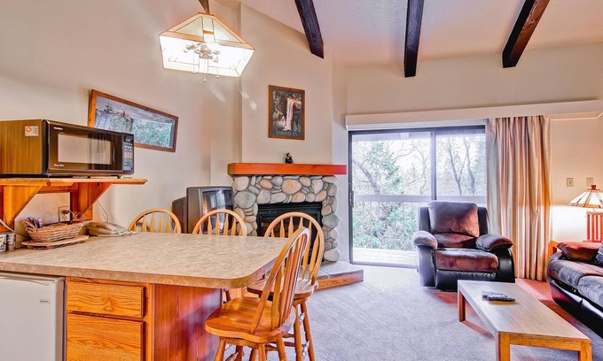 Yosemite West Condo | Cozy Loft Condominiums with Kitchen & Family-Friendly Perks