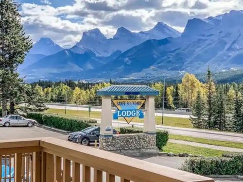 Harvie Heights Apartment | Cozy B211 MTN View Townhouse with Hot Tub near Banff
