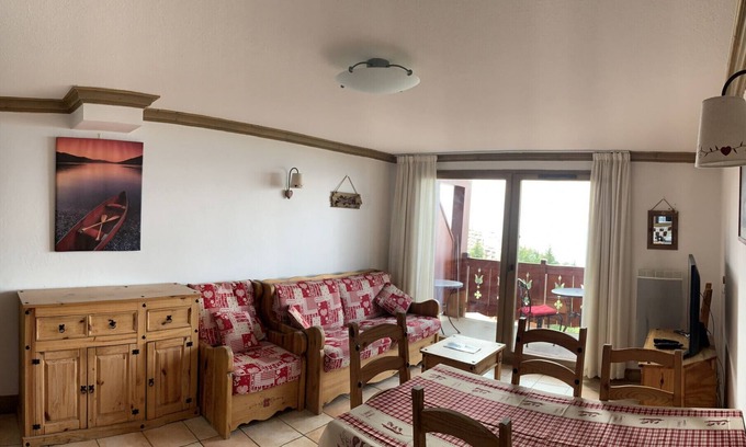 Prapoutel Apartment | Spacious B303: Family-Friendly with Kitchen & Breakfast