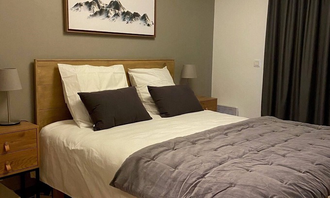 Prapoutel Apartment | Spacious B306: Child-Friendly, Kitchen Access & Breakfast