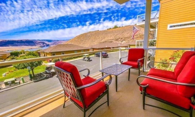 Quincy House | Executive Retreat at Sunserra Columbia River - Family Friendly