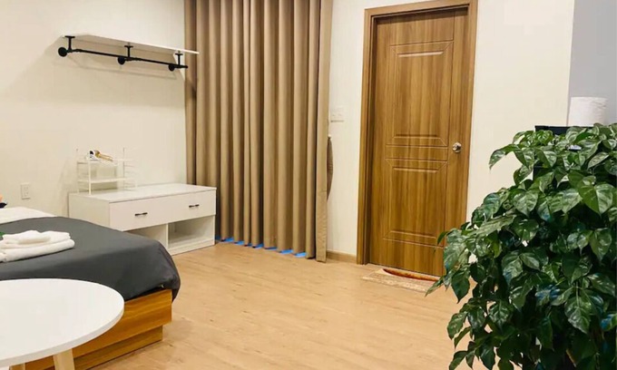Tan Binh Apartment | Cozy Studio with Balcony, Smart TV & Netflix Access