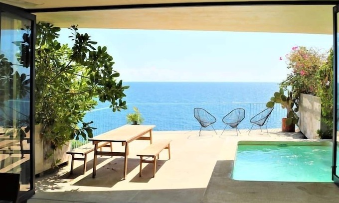 Hidalgo House | Ocean View Escape: 3 Bedrooms with Spa & Breakfast