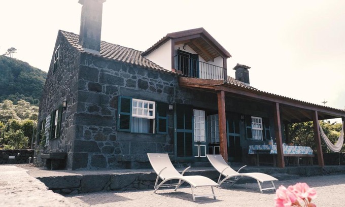Sao Roque do Pico Villa | Pet-Friendly Baía de Canas Villa with Excellent Amenities