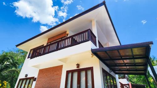 Chaloklum Apartment | Experience Baan Bhuwann: Rated 9.5 with Pool & Kitchen