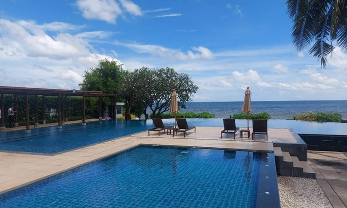 Cha-am Apartment | Modern 2-Bedroom Baan Chan Talay with Oceanfront Pool