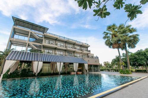 Bang Kao Hotel | Relax at BaanPhingPhuPraew Resort Cha-am with a Pool