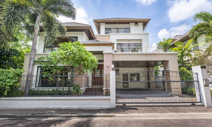 Phlabphla House | Discover Baan Pieam Suk Villa: A Private 4BR Retreat