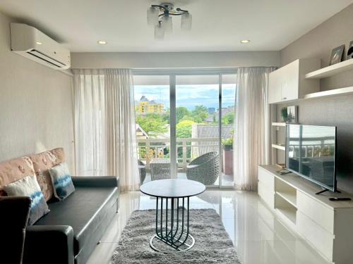 Thung Maha Mek Apartment | Cozy Baan Sabai Rama IV Apartment with Breakfast Included