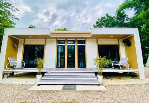 Khao Yoi Villa | Pet-Friendly Baan Suan Khiriwong 2-BR Villa for Families