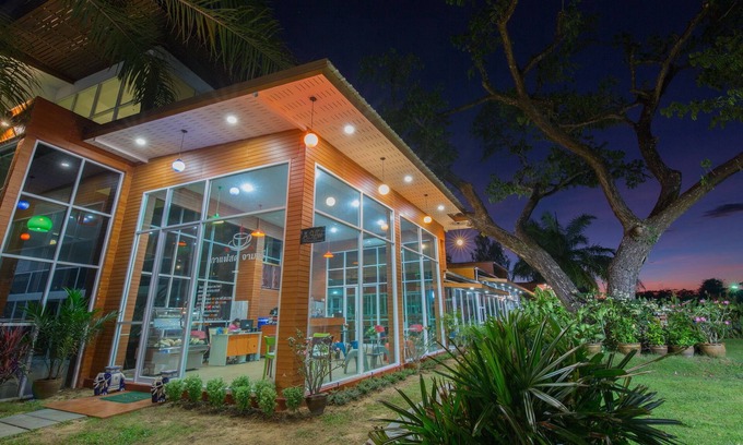 Warin Chamrap Hotel | Discover Baan Suan Khunta Golf Resort: Family-Friendly Escape