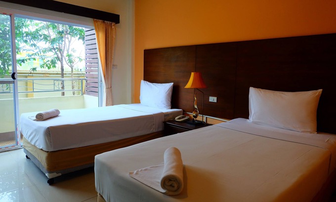 Kamphaeng Phet Hotel | Relax at Baan Suanphet Resort with Family-Friendly Amenities