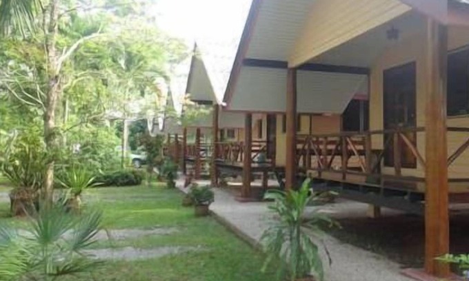 Makham Tia Hotel | Comfortable Stay at Baan Tai Rom Yen Resort with Kitchen