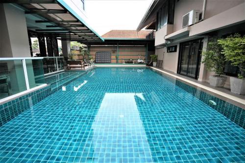 Din Daeng Hotel | Budget-Friendly Baan Tanwa with Pool Near MRT Ratchadapisek