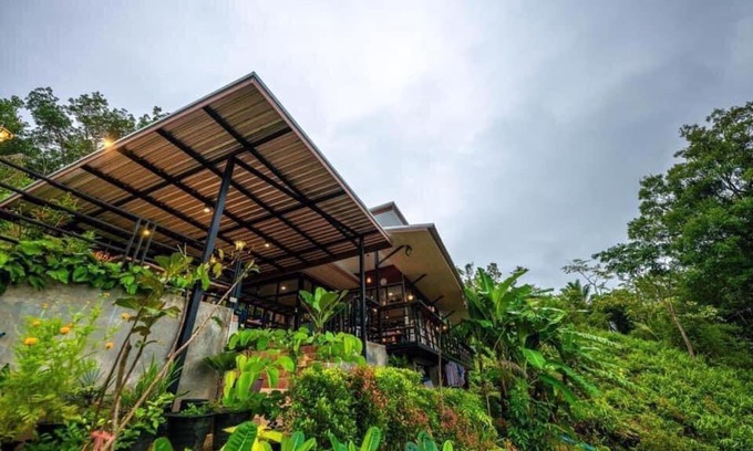 Ranong House | Pet-Friendly Baanhatsompaen Homestay with High Guest Ratings