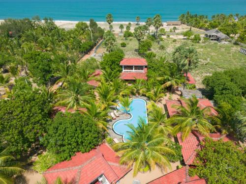 Pottuvil Hotel | Unforgettable Babar Point: Oceanfront with Pool & Breakfast