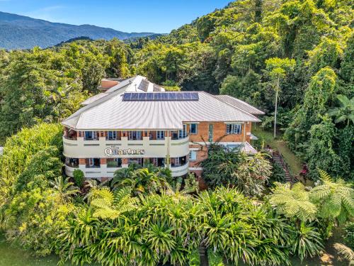 Babinda House | Family-Friendly Babinda Quarters with Kitchen Amenities