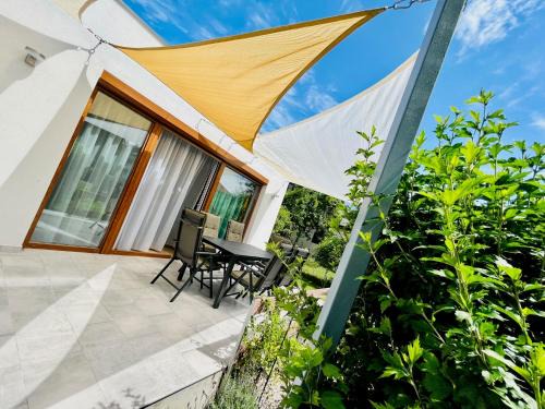 Fonyodliget Villa | Explore Babvirág Porta in Fonyódliget - 4-Star Family Stay