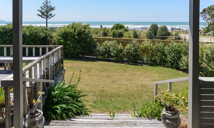 Waimarama Cottage | Oceanfront Bliss at Bach 112 - Waimarama Holiday Home