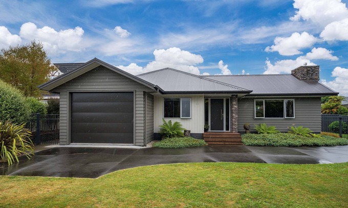 Kinloch House | Welcoming Bach 32 - Family-Friendly Holiday Home in Taupo