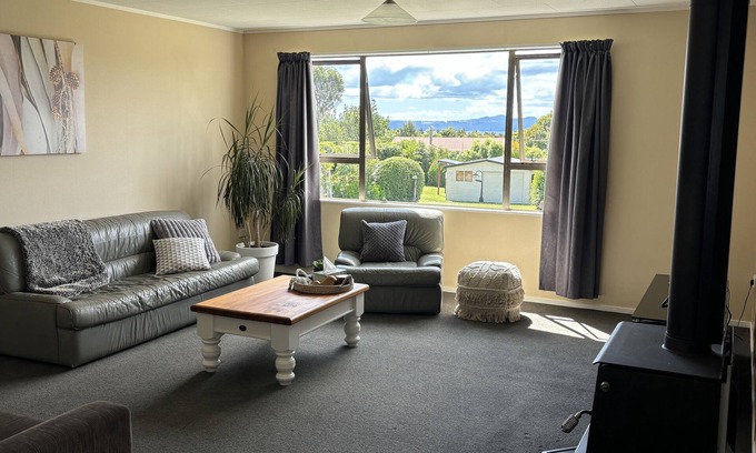 Motuoapa House | Welcoming Bach on Rangimoana: Kid-Friendly Retreat with Kitchen