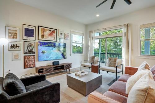 Riverside Villa | Vibrant Mansion for Bachelor/Bachelorette Events in ATX