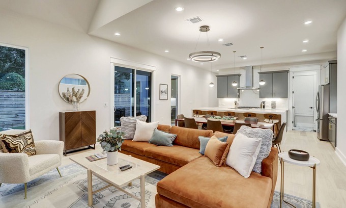 Holly House | Top-Rated Bachelor(ette) House in East Downtown with Kitchen